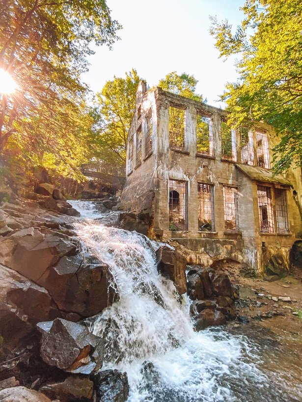 Gatineau park fall foliage - Ruines Carbide Willson